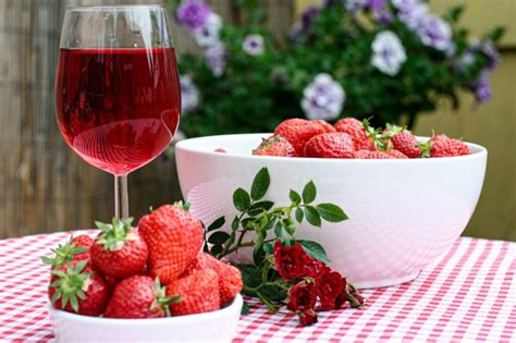 Strawberry Wine İçten Bir Üzgünlük ve Umutlu Bir Melodiyi Harmanıyla Kalpleri Fetheder